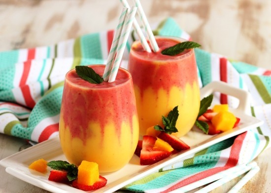 3 leckere und gesunde Erdbeer Smoothie Rezepte mango erbeeren stufig gelb rosa