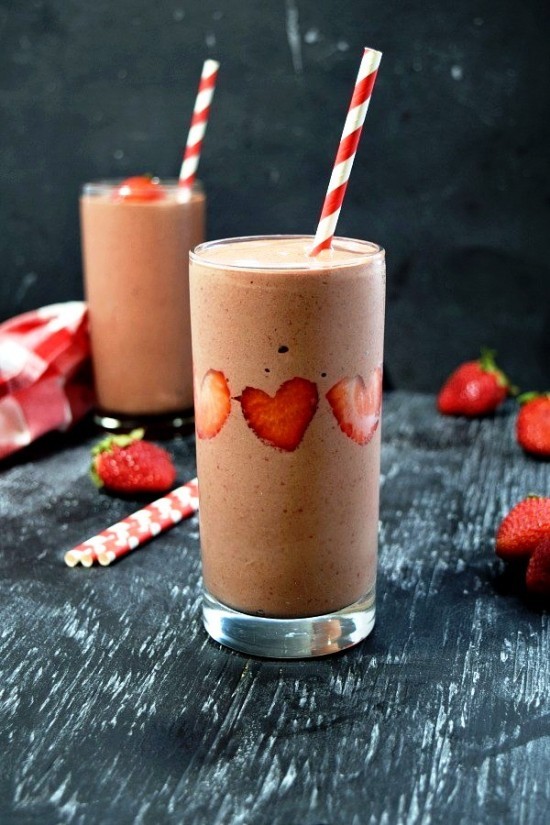3 leckere und gesunde Erdbeer Smoothie Rezepte süßer smoothie herzen erdbeeren schokolade kakao