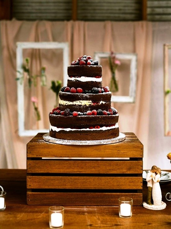 75 Obstkisten Deko Ideen zur rustikalen Hochzeit naked cake schokolade mit beeren holzkiste