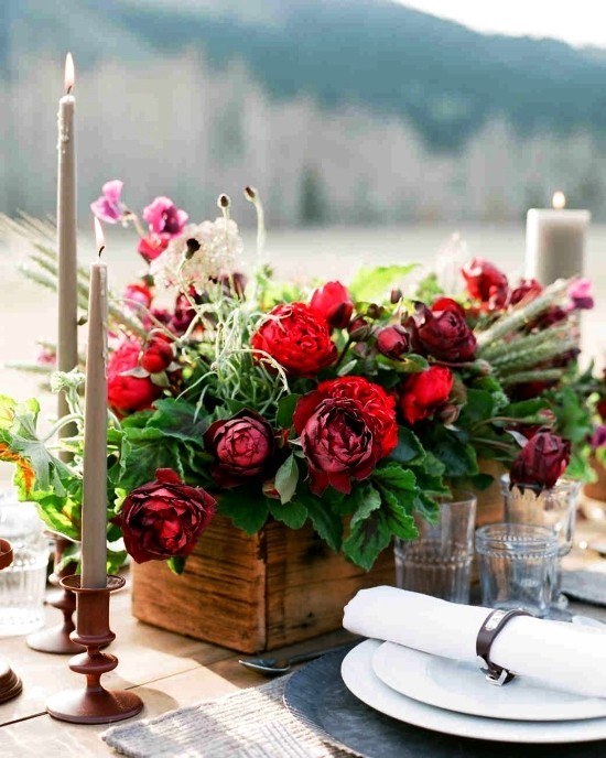 75 Obstkisten Deko Ideen zur rustikalen Hochzeit rote rosen tischdeko vintage holzkiste