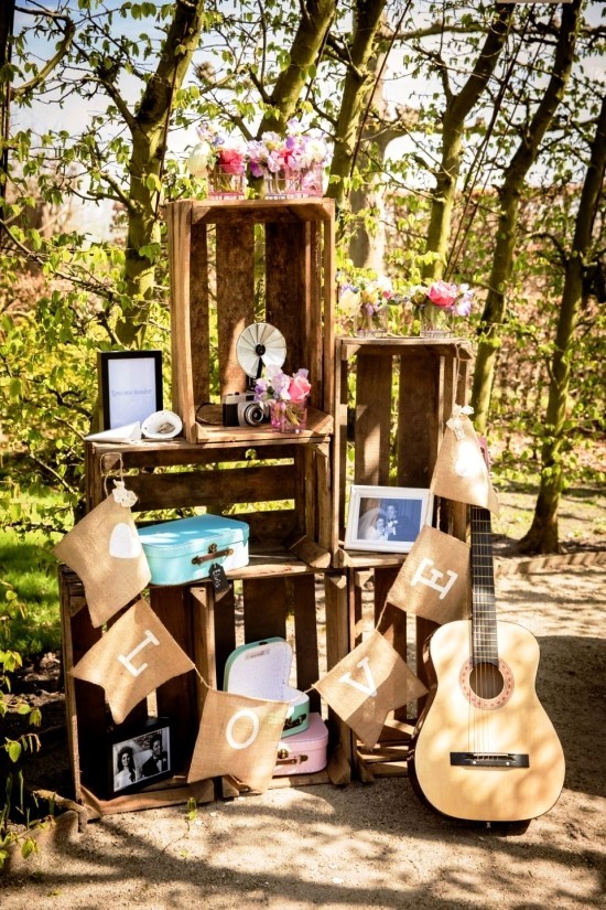 75 Obstkisten Deko Ideen zur rustikalen Hochzeit vintage deko mit fotos und gitarre