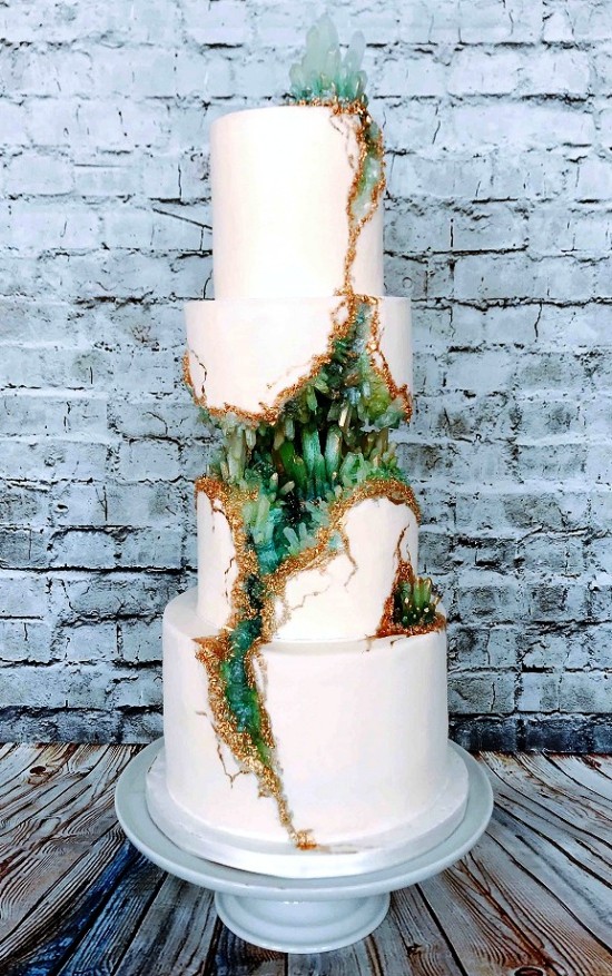 80 Hochzeitstorten-Deko Ideen und Tipps grüne kristalle optik große weiße torte