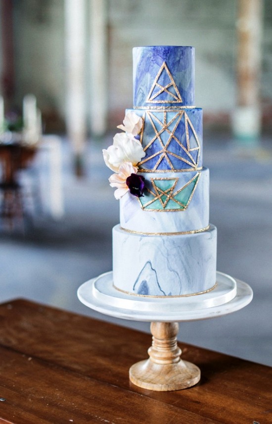 80 Hochzeitstorten-Deko Ideen und Tipps marble marmor blau geometrisch