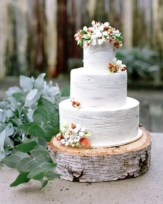 80 Hochzeitstorten-Deko Ideen und Tipps weiße torte auf baumstamm
