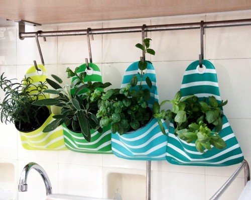 Diese 60 DIY hängende Gärten liegen voll im Trend taschen küche kräuter bunt
