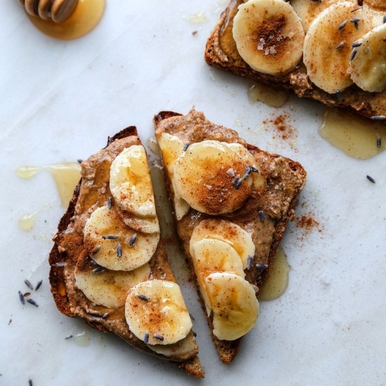 Gesunde Nussbutter ganz einfach selber machen toast mit bananen und nuss aufstrich