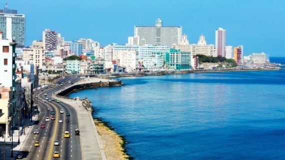 Kuba Reisetipps Havanna Straßenverkehr Küstenstrand