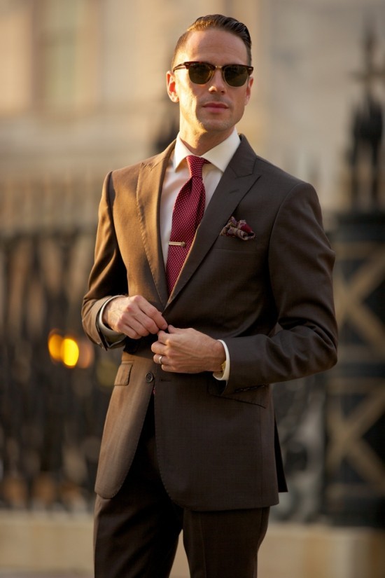 Moderne Herrenanzüge – Darauf kommt es bei der Wahl an brauner anzug rote krawatte