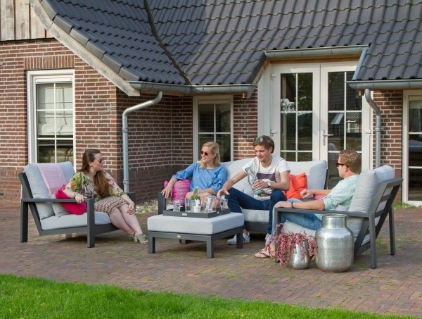 So wählen Sie den besten Gartenmöbel Set für den eigenen Hinterhof lounge set aus sesseln und kaffeetisch