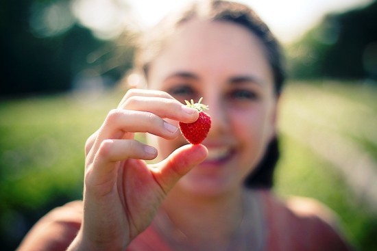 Top Tipps zum Erdbeeren selber pflücken erdbeere frau feld