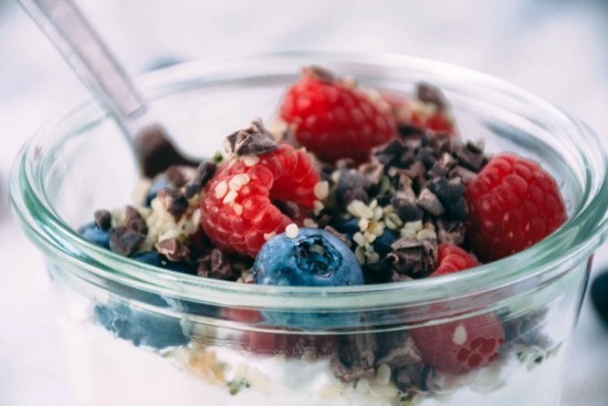 Wirkung und Anwendung von Kakaonibs, das neue Superfood joghurt müsli obst