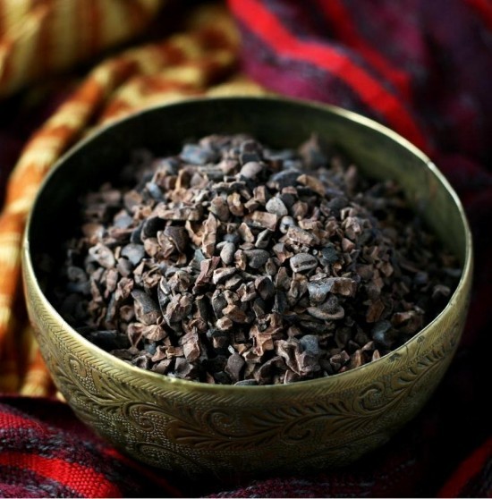 Wirkung und Anwendung von Kakaonibs, das neue Superfood metall schüssel indisch kakao nibs