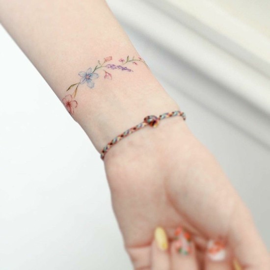 armband tattoo frauen blumen tattoo