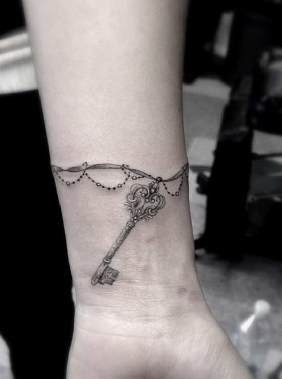 armband tattoo schlüssel tattoo