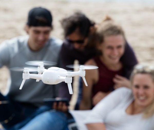 10 Dinge, die Sie vor dem Kauf einer Drohne mit Kamera beachten sollten strand selfie drohnen modern