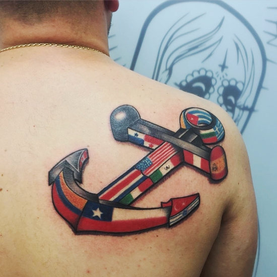 100 Anker Tattoo Ideen und ihre Symbolik anker tattoo mit verschiedenen flaggen