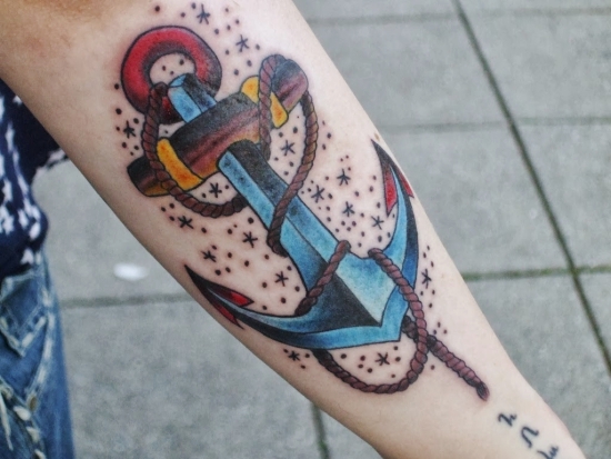 100 Anker Tattoo Ideen und ihre Symbolik blauer anker mit seil old school