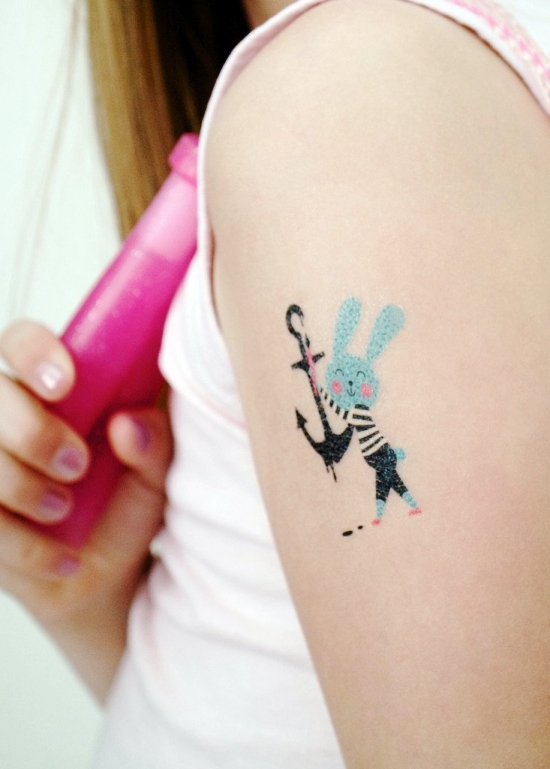 100 Anker Tattoo Ideen und ihre Symbolik blauer hase mit anker lustig new school