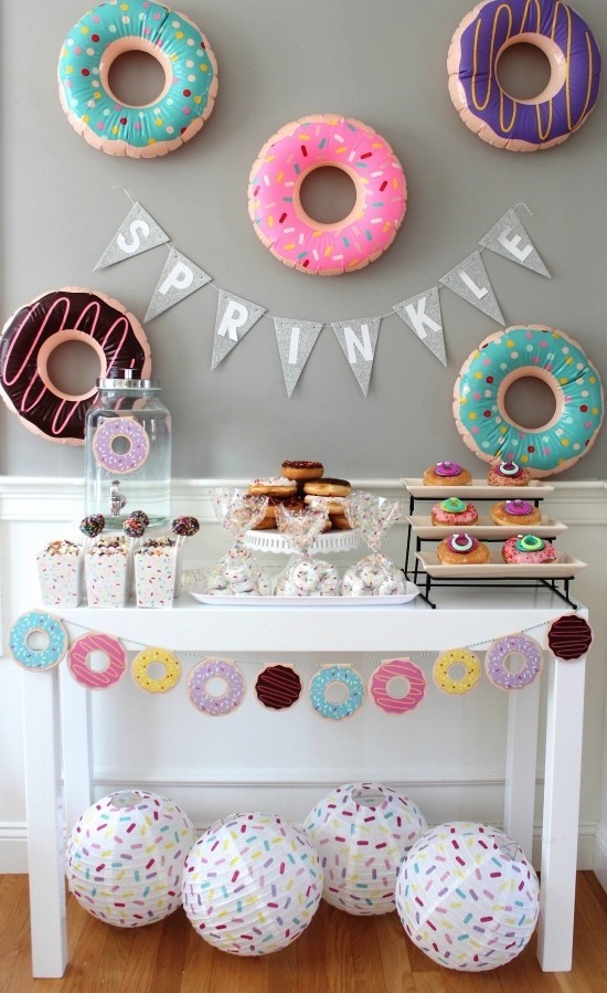 100 liebliche Babyparty Deko Ideen und Organisationstipps donuts süß deko neutral bunt