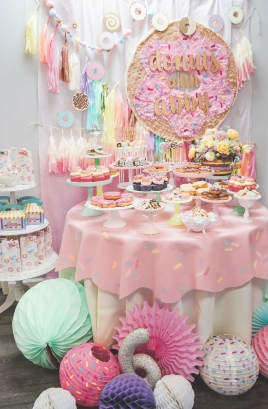 100 liebliche Babyparty Deko Ideen und Organisationstipps mädchen deko süß donuts