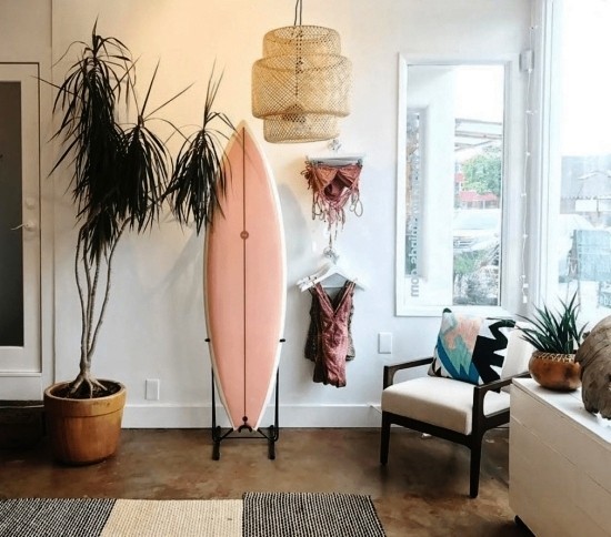 100 sommerliche und nautische Surfbrett Deko Ideen rosa weiblich brett wohnzimmer