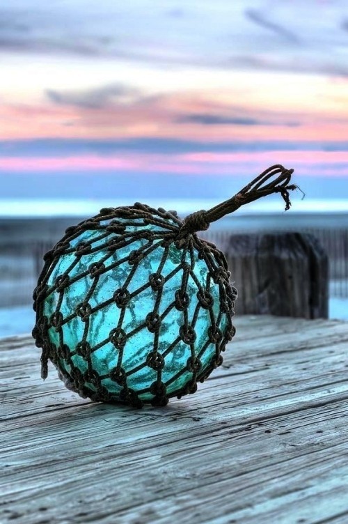 60 nautische Fischernetz Deko Ideen mit sommerlichem Flair glaskugel mit netz dunkel