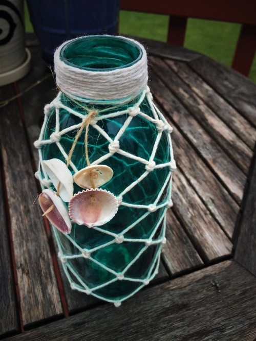 60 nautische Fischernetz Deko Ideen mit sommerlichem Flair vase in netz gewickelt nautisch