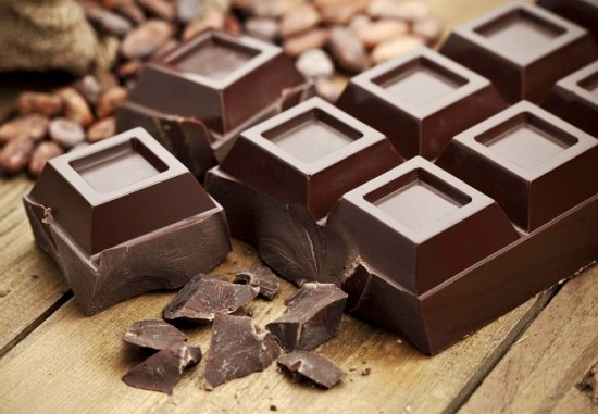 Cholesterin senken auf natürliche Weise dunkle schokolade für gesundes herz