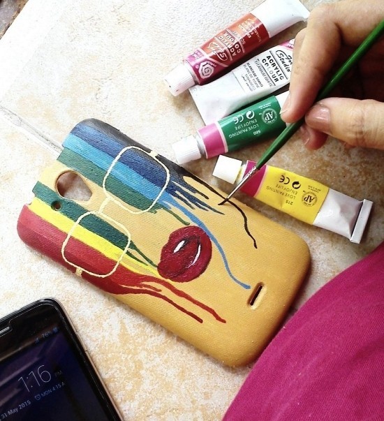 Handyhülle designen leicht gemacht – 100 kreative Ideen zum Selbermachen bunt regenbogen bemalt frau