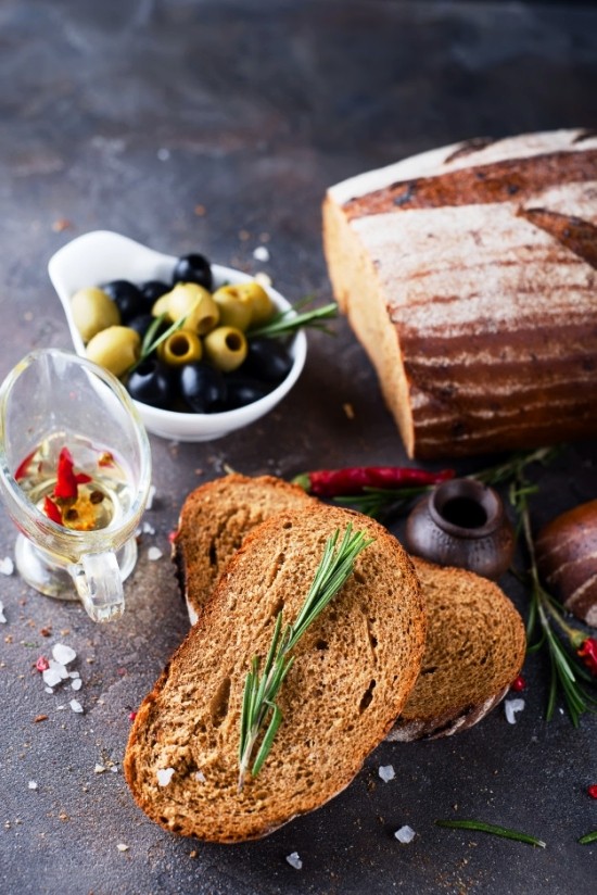 Mittelmeer Diät - gesündester Speiseplan des Jahres 2019 brot vollkorn mit oliven