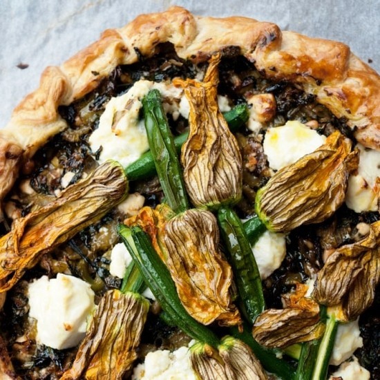 Mittelmeer Diät - gesündester Speiseplan des Jahres 2019 pie mit zucchini blüten und mozarella
