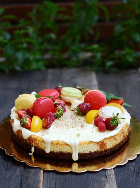 Veganer sommerlicher Kuchen ohne Backen leicht selber machen käsekuchen mit glasur und macarons