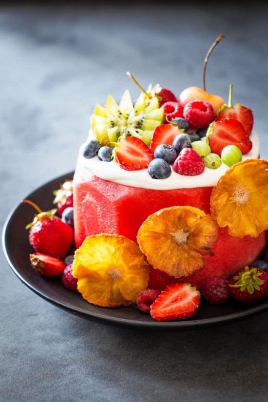 Veganer sommerlicher Kuchen ohne Backen leicht selber machen wassermelone mit glasur obstsalat