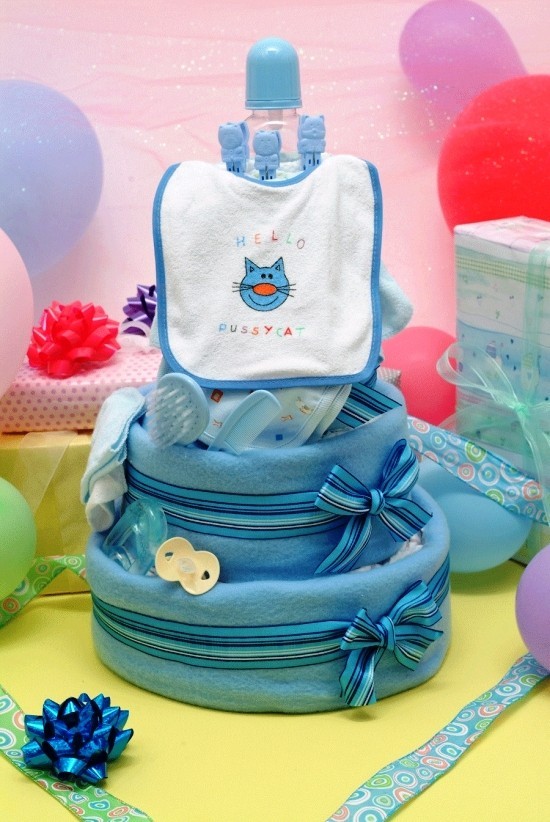 100 niedliche Ideen und leichte Anleitung zum Windeltorte Basteln junge babyparty torte in blau lätzchen