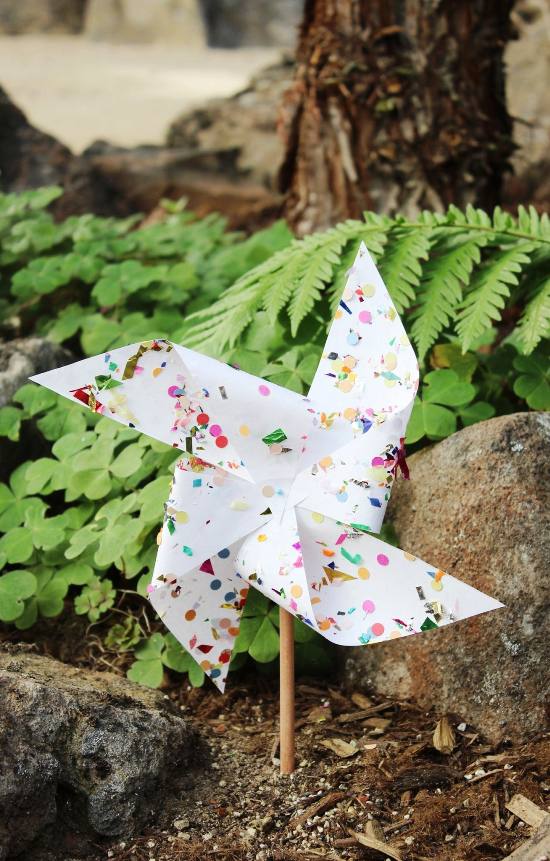 70 kinderleichte Ideen zum Windrad Basteln und Gestalten diy windrad weißes papier mit pailletten