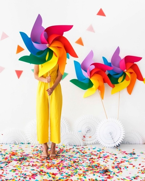 70 kinderleichte Ideen zum Windrad Basteln und Gestalten riesiges buntes windrad regenbogen