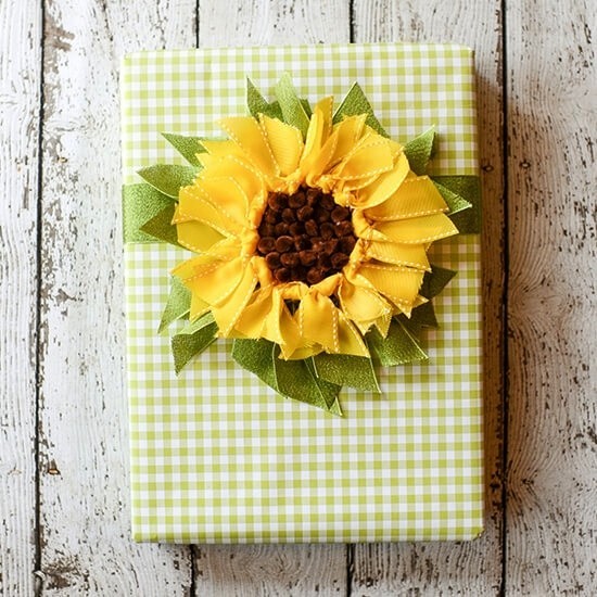 80 umwerfende Ideen und 2 einfache Anleitungen zum Sonnenblume Basteln blume aus schleifen geschenk verpackung