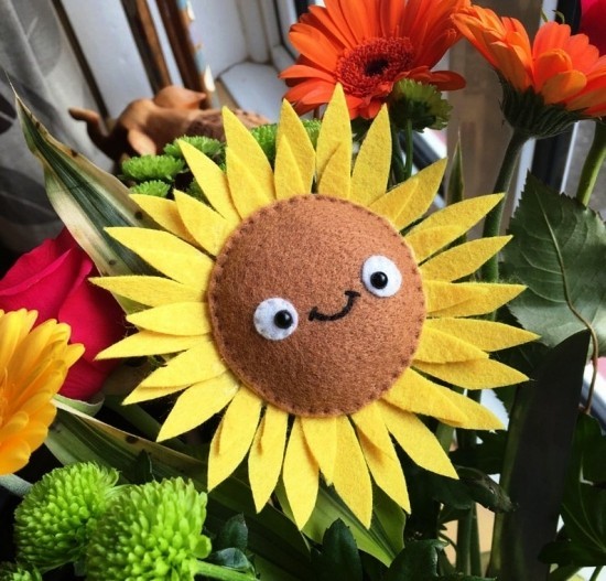 80 umwerfende Ideen und 2 einfache Anleitungen zum Sonnenblume Basteln filz garten deko sonnenblume niedlich gesicht