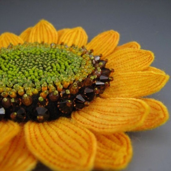 80 umwerfende Ideen und 2 einfache Anleitungen zum Sonnenblume Basteln filz sonneblume mit perlen mitte