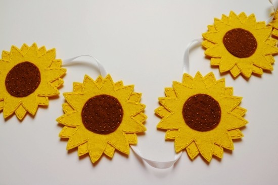 80 umwerfende Ideen und 2 einfache Anleitungen zum Sonnenblume Basteln girlande aus filz blumen