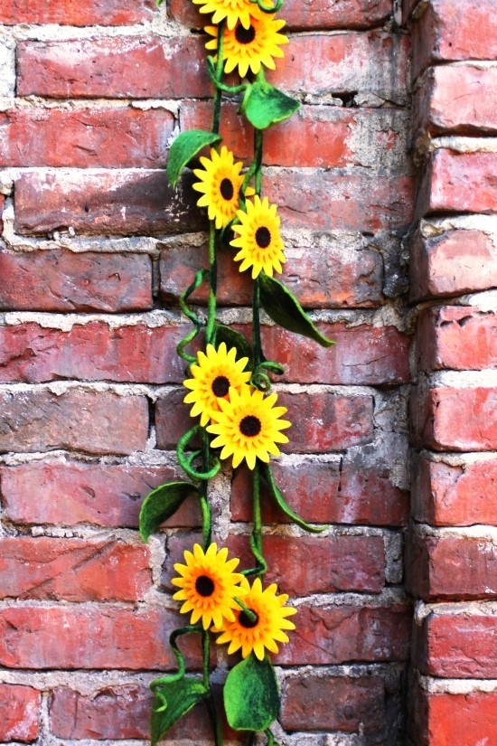 80 umwerfende Ideen und 2 einfache Anleitungen zum Sonnenblume Basteln girlande rustikale ziegelwand akzent