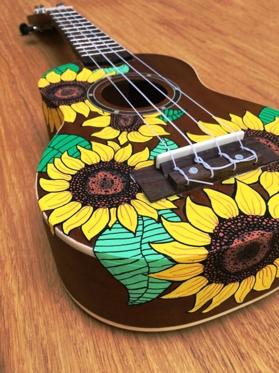 80 umwerfende Ideen und 2 einfache Anleitungen zum Sonnenblume Basteln gitarre bemalen mit blumen