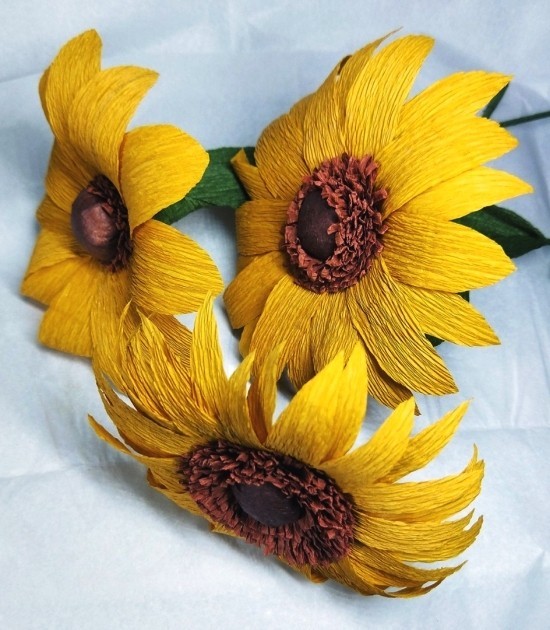 80 umwerfende Ideen und 2 einfache Anleitungen zum Sonnenblume Basteln krepppapier blumen strauß realistisch