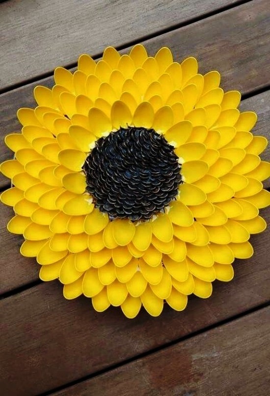 80 umwerfende Ideen und 2 einfache Anleitungen zum Sonnenblume Basteln plastik löffel sonnenblume upcycling