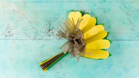 80 umwerfende Ideen und 2 einfache Anleitungen zum Sonnenblume Basteln schichten vorschichtig auseinander ziehen