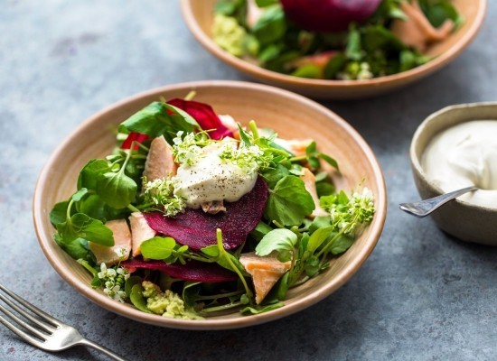 Brunnenkresse ist das Superfood, das Sie häufiger essen sollten forelle und kraut salat