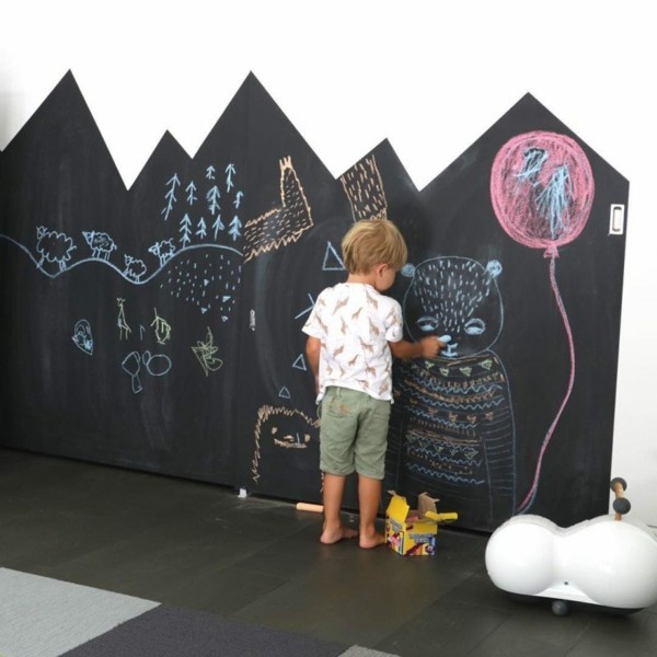 Geschwisterzimmer einrichten gemeinsames Kinderzimmer Wand schwarze Tafel
