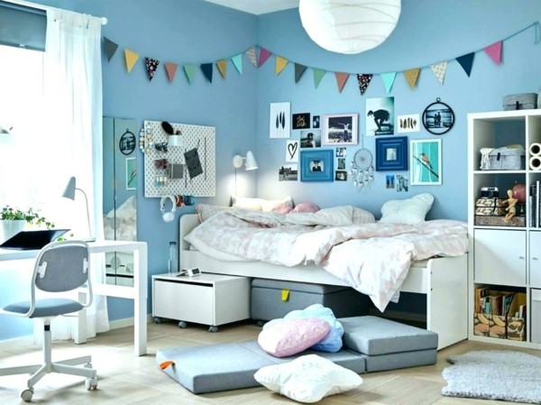Geschwisterzimmer einrichten gemeinsames Kinderzimmer blaue Wandfarbe Wanddeko