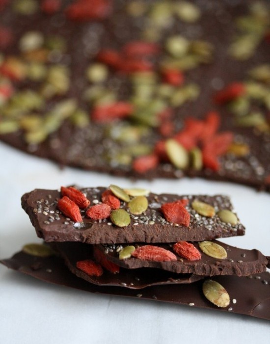 Köstlicher und gesunder Nachtisch - 5 vegane Rezepte gesunde dunkle schokolade mit superfood