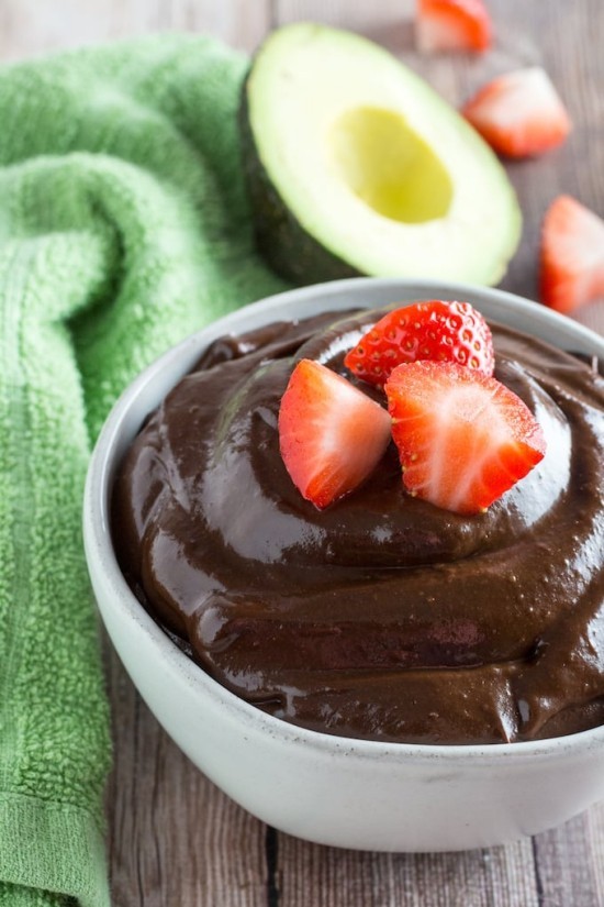 Köstlicher und gesunder Nachtisch - 5 vegane Rezepte schoko avocado pudding obst